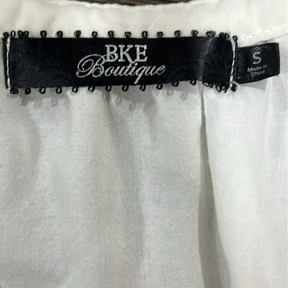 BKE Boutique Boho Top S Beaded Embroidered Flare Sleeve Sheer Cream Floral Y2K - Picture 10 of 13